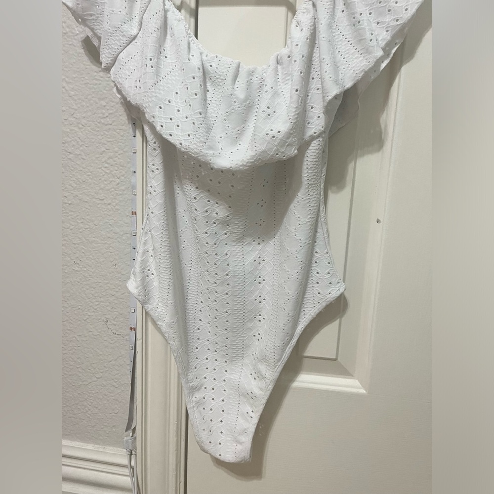 OFF THE SHOULDER BODYSUIT CLIP IN BUTTON WHITE WITH FLORAL PATTERN FORM FITTING